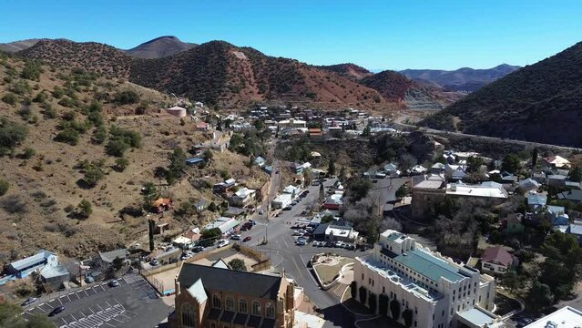 Bisbee, a historical mining town in South-Eastern Arizona, America, USA. A small town founded in 1880 with amazing old buildings, architecture and a fun travel destination.