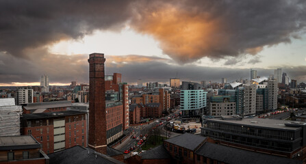 Obraz premium Aerial panorama of a Leeds cityscape skyline with homeward bound traffic at sunrise