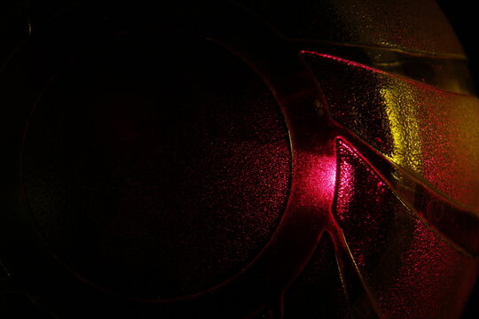 Bol de cristal para postres, labrado con dibujos en curvas y ondas texturizados en curvas geom&eacute;tricas, con luz roja y amarilla,  forman un dise&ntilde;o abstracto muy original para los fondos