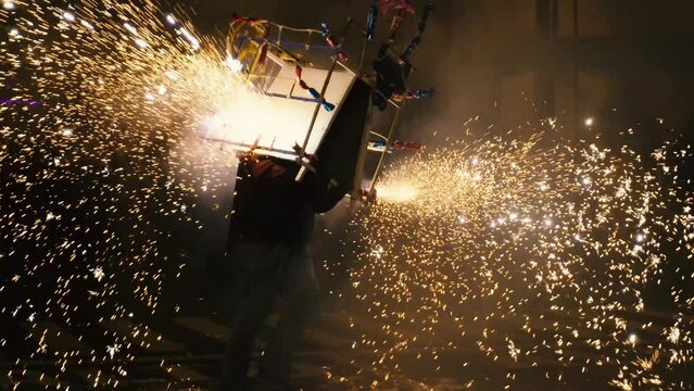 Festividad del torito con fuegos artificiales en Guatemala, danza del torito en actividad religiosa