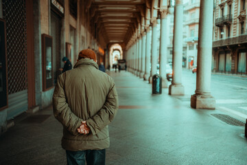 Hombre caminando por las calles de Turín.