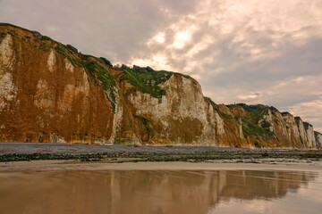 Vue sur les falaises de Dieppe en Normandie à marée basse avec effet de lumière de fin de journée