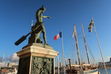 Sculpture sur le port de la ville de Toulon, quai Cronstadt, statue du Génie de la Navigation pointant du doigt vers la mer Méditerranée (France)