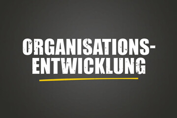 Organisationsentwicklung. Eine schwarze Tafel mit weissem Text. Illustration mit Grunge Textstil.