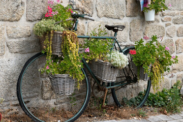ancienne bicyclette décorée de géraniums