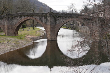 vieux pont se refl&eacute;tant