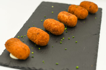 Ración de croquetas gourmet de pollo, marisco y jamón
