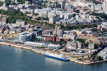 Obraz premium Vue aérienne de la Ville de Québec et de son port de mer