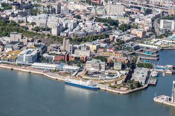 Fototapeta na wymiar Vue aérienne de la Ville de Québec et de son port de mer