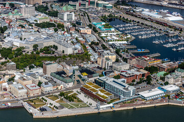 Obraz premium Vue aérienne de la Ville de Québec et de son port de mer