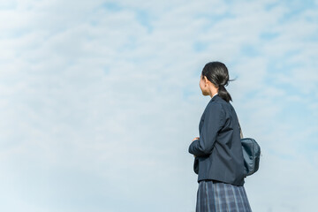 青空の見える公園にいる中学生・高校生の女の子・女子高生
