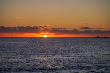 太平洋に昇る幻想的なダルマ朝日の情景