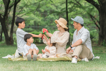 ママにバラのブーケ・花束を渡す子供・照れる男の子（感謝）
