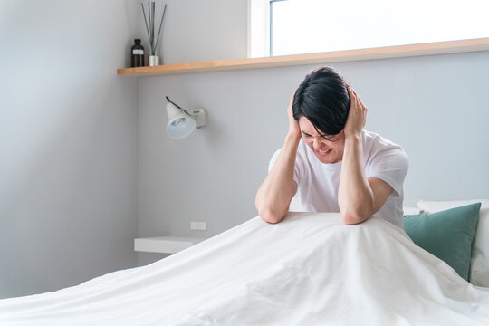 幻聴・耳鳴りが聞こえるパニック障害・聴覚過敏・精神疾患・不眠症・睡眠障害の男性
