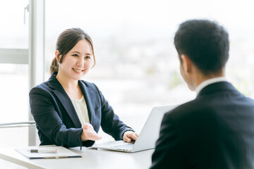 会議・打ち合わせ・ミーティング・カウンセリング・相談するビジネスウーマン（プランナー・カウンセラー）
