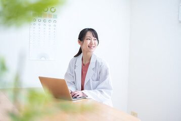 病院内でパソコン作業をしながら考える眼科の女性医者