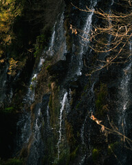 화강암의 구멍에서 나오는 폭포수의 모습