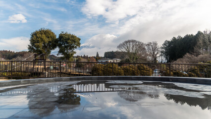 빗물에 비춰진 후지산의 모습