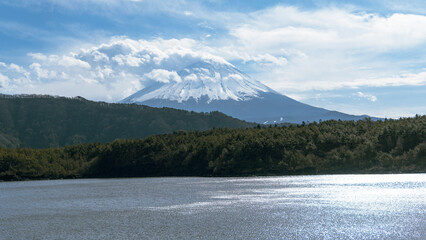 구름과 후지산과 윤슬