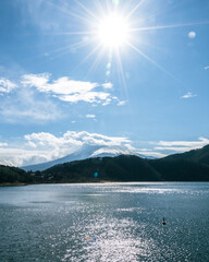 햇빛이 쬐는 날 후지산의 모습