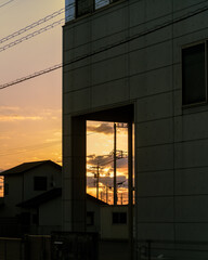 건물 사이로 보이는 주황색 하늘