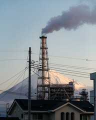 후지산과 굴뚝 연기
