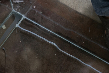 The silicone glue that sticks the glass to the glass is very strong.