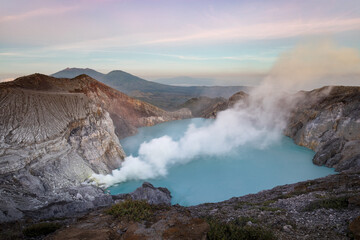 Obraz premium Famous Ijen volcano crater and acidic lake panoramic view during colorful sunrise in East Java