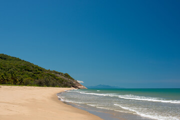 Obraz premium Sink your toes into the golden sands of Wangetti Beach, Far North Queensland, where crystal-clear waters meet pristine coastline.