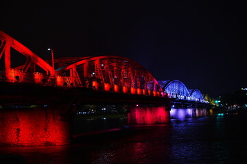 Naklejka premium Trang Tien Bridge Light Up & Night Market in Hue, Vietnam - ベトナム フエ チャンティエン橋 ライトアップ 