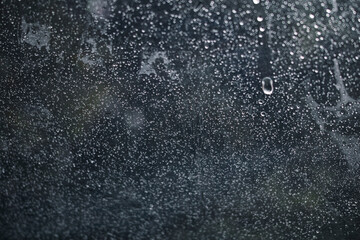 梅雨ビニール傘についた細かい雨粒　霧雨の雨粒の滴