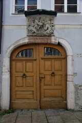 Hauseingang mit alter Holztür