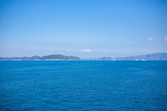 直島に向かうフェリーから見た瀬戸内海と島々