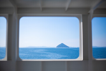 直島に向かうフェリーから見た瀬戸内海と島々