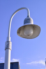 海岸の桟橋近くの背景に空のあるアンティークでレトロな街路灯。
