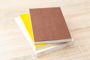 机に置かれた本