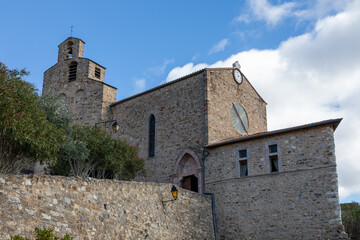 Village de Roquebrun dans le département de l'Hérault en région Occitanie - France