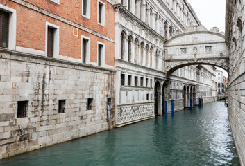 Fototapeta na wymiar Seufzerbrücke über dem Rio di Palazzo in Venedig.