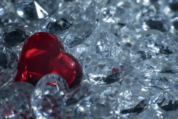 czerwone serce oraz mieniące się w świetle błyszczące kryształowe ozdoby z miejscem na kopie.