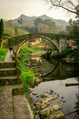 Fototapeta na wymiar Puente romano de Liérganes reflejado sobre el río Miera