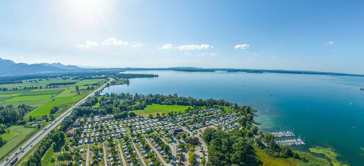 Ausblick auf das Chiemgau bei Feldwies in Oberbayern, Blick über einen Campingplatz zum Chiemsee