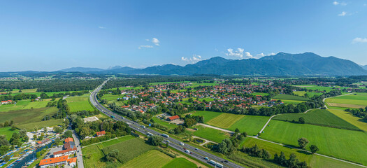 Sommer rund um die Feldwieser Bucht am Chiemsee in Oberbayern, Panoramablick zum Alpenrand