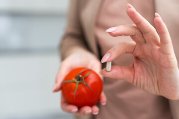 woman showing fresh tomatoes from organic farming. - obrazy, fototapety, plakaty