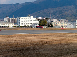八尾空港を離陸する飛行機