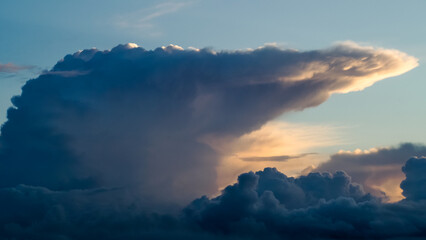 Vue rapprochée de sommets de cumulonimbus, en fin de soirée