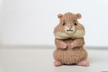 Knitted hamster toy with yarn and knitting accessories - 743657338
