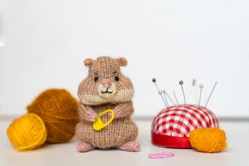 Knitted hamster toy with yarn and knitting accessories - 743657359