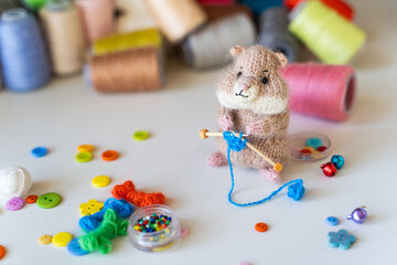 Knitted hamster toy with yarn and knitting accessories - 743658375