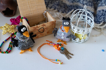 Knitted crow toys with decorations and shiny objects - 743658544
