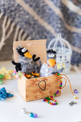 Knitted crow toys with decorations and shiny objects - 743658732